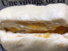 把醒发好的面包坯，用锋利的刀片划出一道口