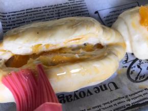 刷上做面包坯剩下的蛋液