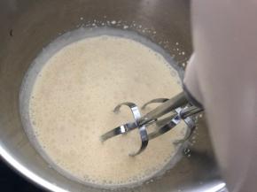淡奶油中加入白砂糖，用电动打蛋器低档打至糖融化