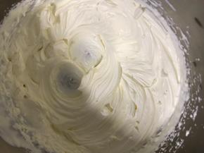 打发至硬性发泡，放入冰箱冷藏备用