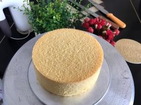 提前烤好戚风蛋糕，放至凉透