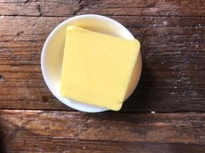 揉面的同时，把黄油从冰箱取出，室温软化