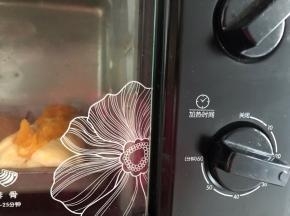 放入预热好的烤箱底层，上下火180度，烤30分钟