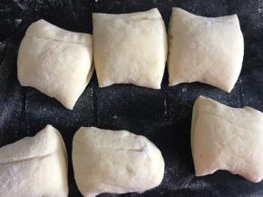 分成6份，再搓成椭圆形，盖上保鲜膜醒发10分钟