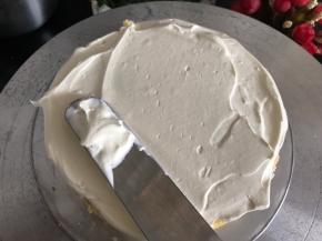 在其中一片上，抹上一层打发好的淡奶油