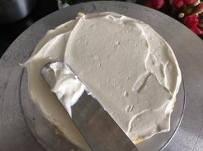 在其中一片上，抹上一层打发好的淡奶油