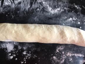 取出面团，按压排气，再搓成长条