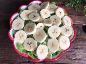 香蕉去皮，切片，放入生菜中