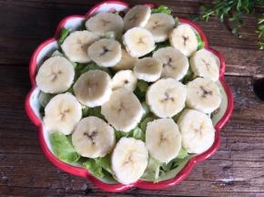 香蕉去皮，切片，放入生菜中