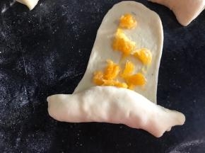 撒上适量的果肉，从大的一头卷向另一头