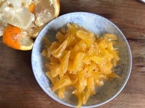 甜柚去皮，取出果肉掰碎备用