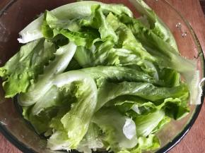 生菜摘洗干净，再用冷开水浸泡半小时