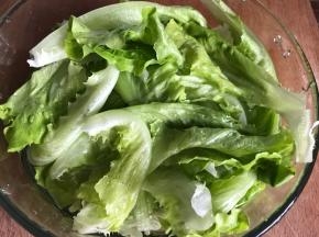 生菜摘洗干净，再用冷开水浸泡半小时