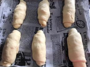 放入铺有油纸的烤盘上，密封发酵至两倍大