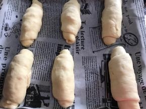 放入铺有油纸的烤盘上，密封发酵至两倍大