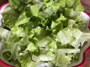 把浸泡好的生菜，沥干水分，切碎装入容器中