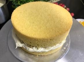 再把另一片戚风蛋糕盖在上面，轻轻按压一下