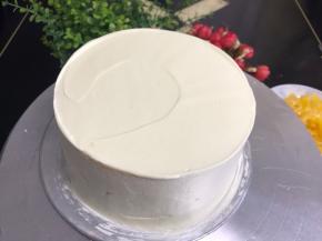 再把打发好的淡奶油在周围抹上一层