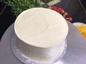 再把打发好的淡奶油在周围抹上一层