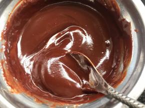 巧克力中加入淡奶油，隔热水融化至顺滑