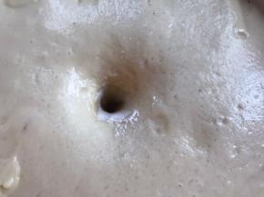 面团发酵好后，手指粘上干面粉插入小孔不回缩即可