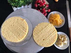 把戚风蛋糕分成两片