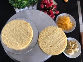 把戚风蛋糕分成两片