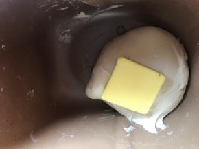 面团揉至光滑时，加入黄油，继续20分钟左右