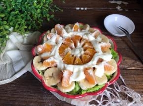 再把沙拉汁和沙拉酱淋在上面