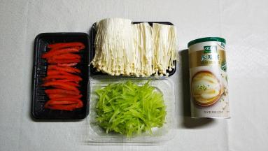 金针菇切掉头、红椒、莴笋切丝
