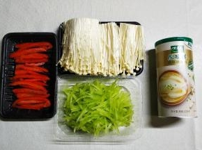 金针菇切掉头、红椒、莴笋切丝