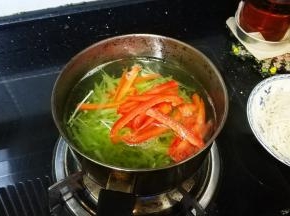 锅里继放入莴笋、红椒焯水