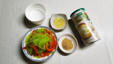 三丝全部捞出沥干水分放入碗里