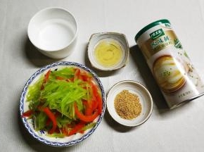 三丝全部捞出沥干水分放入碗里