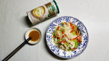 太太乐原味鲜半勺加入少许水、香油调成汁