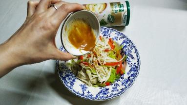 将调好的太太乐原味鲜汁倒入三丝里