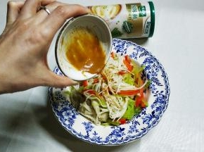 将调好的太太乐原味鲜汁倒入三丝里