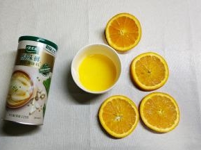 橙对半切开，一半切片，一半榨汁