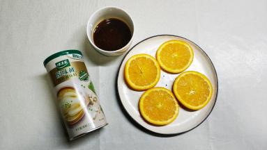 太太乐原味鲜10g、酱油、盐、糖放入橙汁里混合均匀备用；橙片铺平在碟子裏