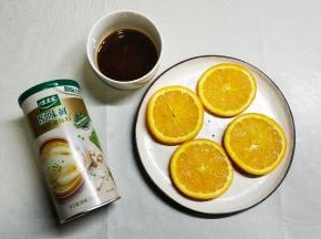 太太乐原味鲜10g、酱油、盐、糖放入橙汁里混合均匀备用；橙片铺平在碟子裏