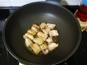 再转面煎至排骨金黄