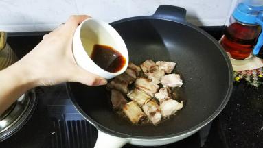 倒入橙汁混合调味料
