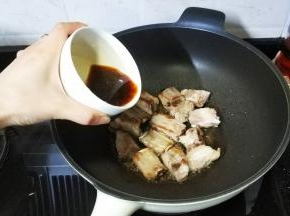 倒入橙汁混合调味料