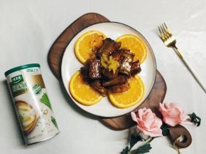 将排骨盛起碟子里，摆好即可