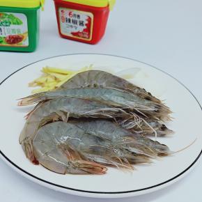 对虾洗干净沥一下水、加生姜丝一一勺料酒腌制15分钟。