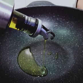 锅里加适量的油。