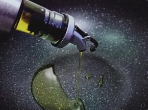 锅里加适量的油。