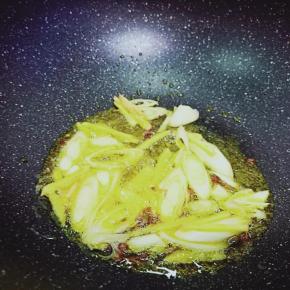 下葱姜蒜花椒爆炒出香味。