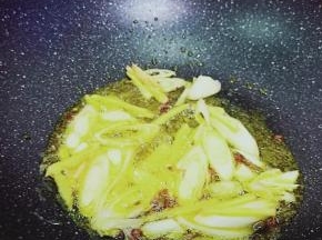 下葱姜蒜花椒爆炒出香味。