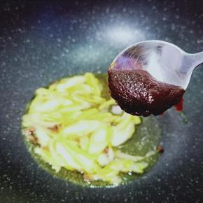 加入一勺葱伴侣六月香辣椒酱，快速翻炒到炒出红油香气四溢。